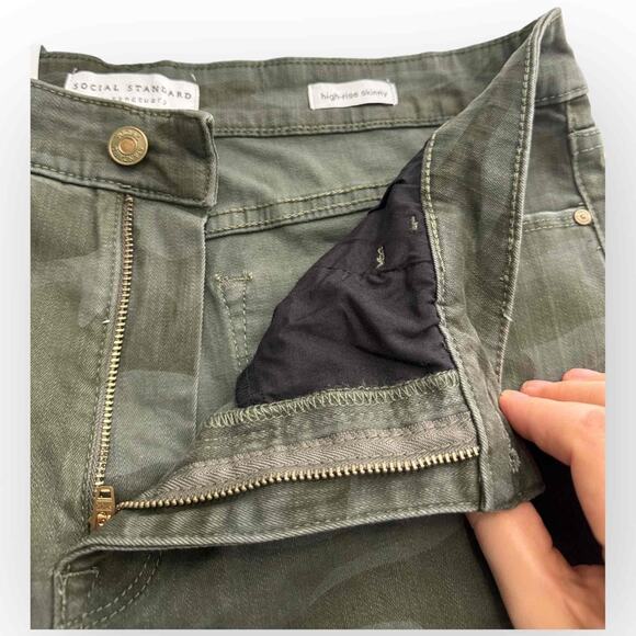 Social Standard Women’s High Rise Skinny Ankle Jeans in Prosperity Camo 12/31 - Picture 7 of 8